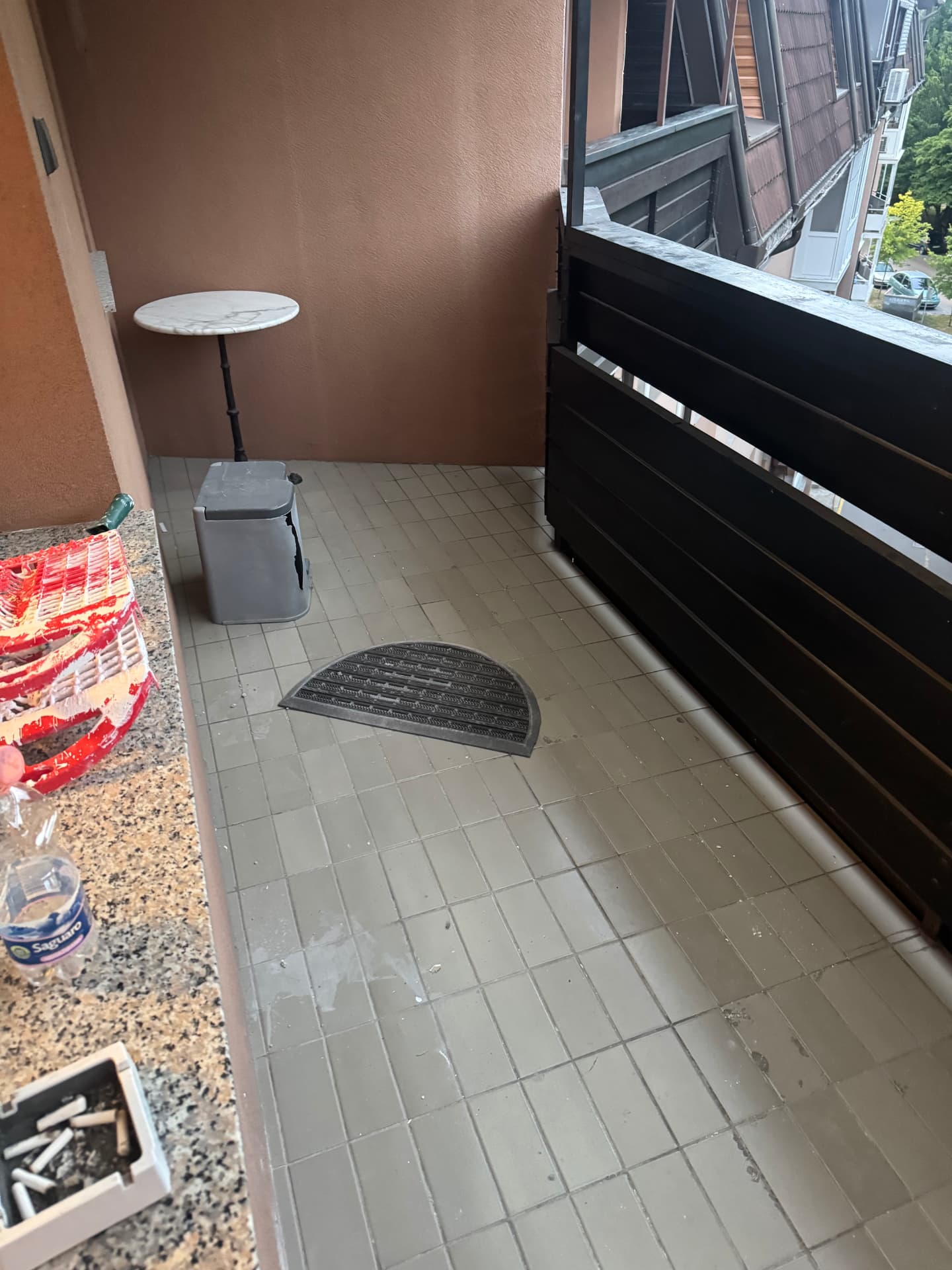 Isti balkon po odvozu, prazen in pometen